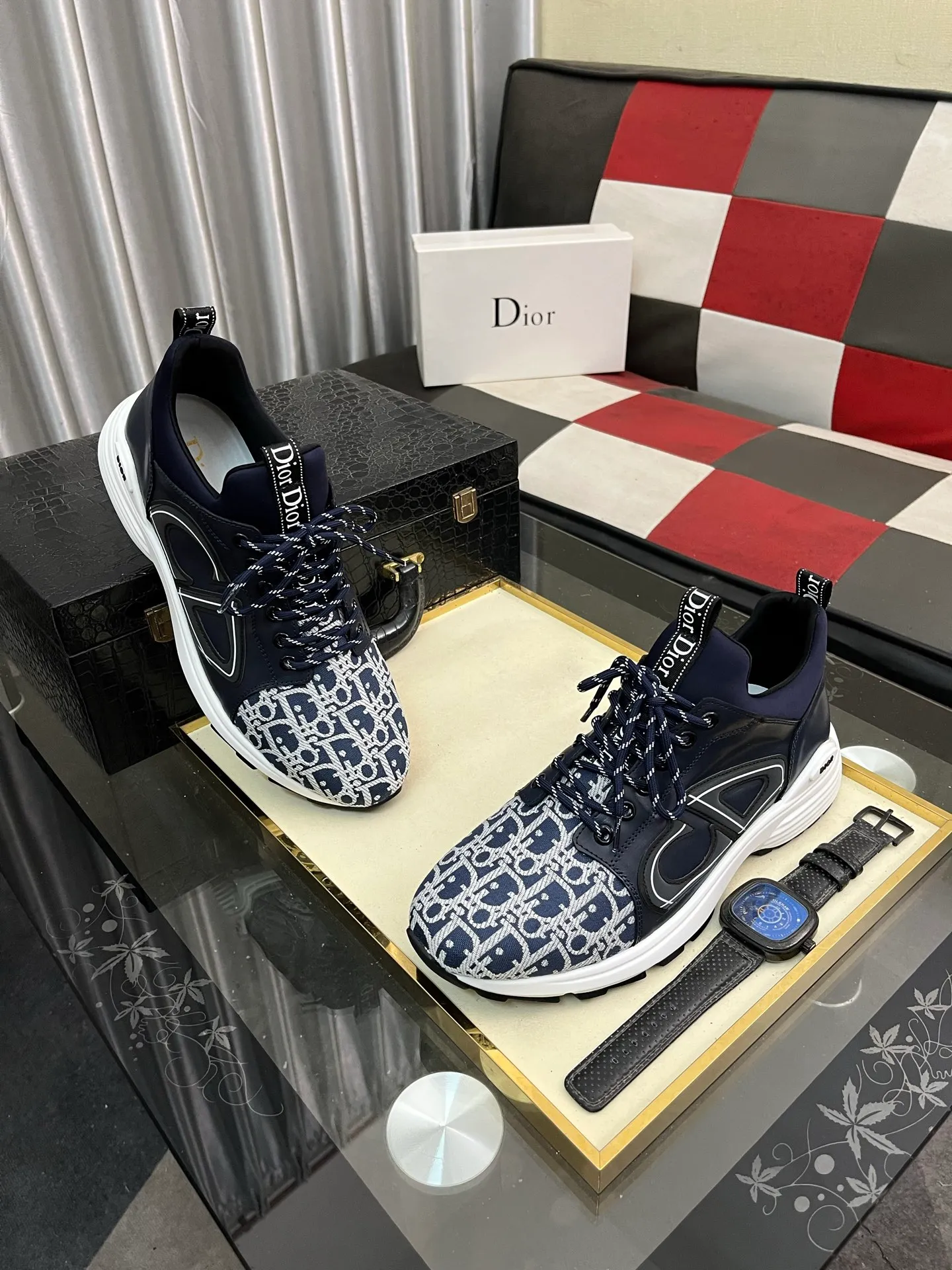 Men's clothing and shoes 💰458⌚️⌚️ Dior's casual and sporty style is combined with the elements of dad bag-soled shoes. It has successfully broken through the dad shoe style that has been on the streets in recent years and has become a beautiful landscape in luxury goods. The fabric is high mercerized with breathable mesh. The mesh on both sides of the shoe is made of three layers of composite technology. The bottom process uses package molding fabrics: imported high mercerized 🐂 cowhide stitching with original customized D-shaped mesh code number: 38-445️⃣Colors available
